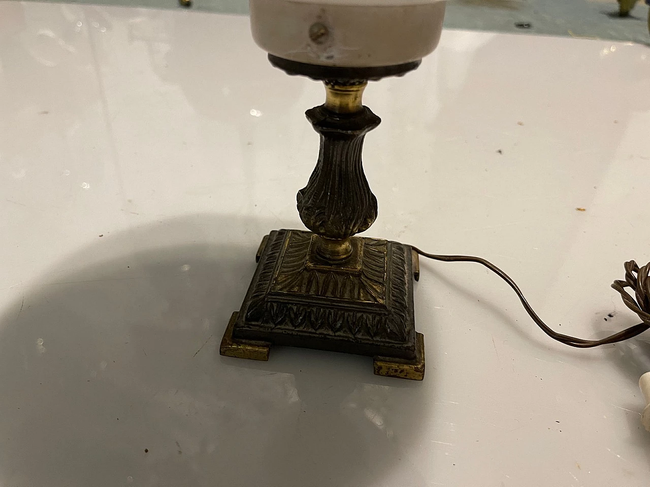 Coppia di lampade da tavolo a forma di dado in vetro opalino, anni '60 3