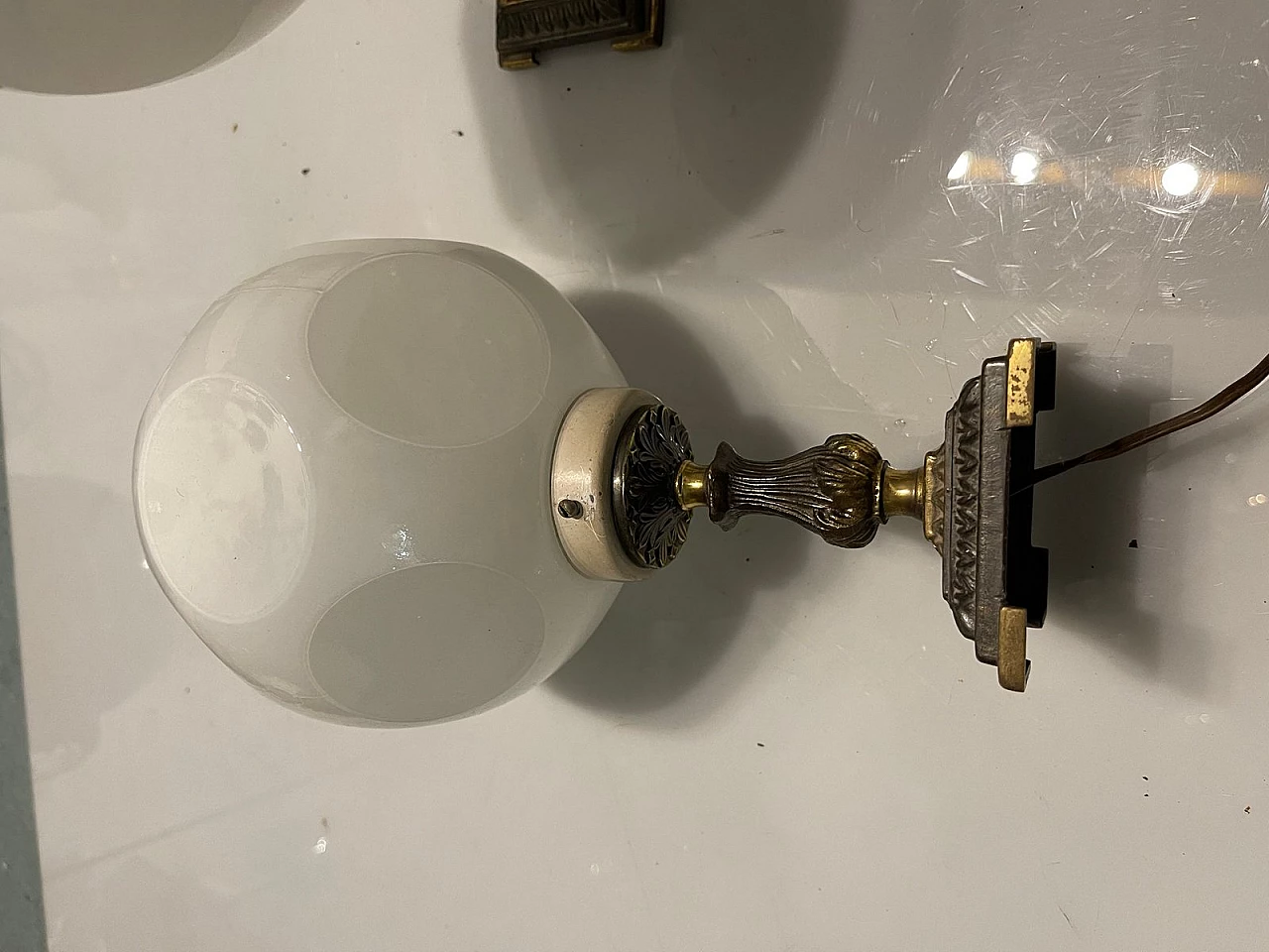 Coppia di lampade da tavolo a forma di dado in vetro opalino, anni '60 4