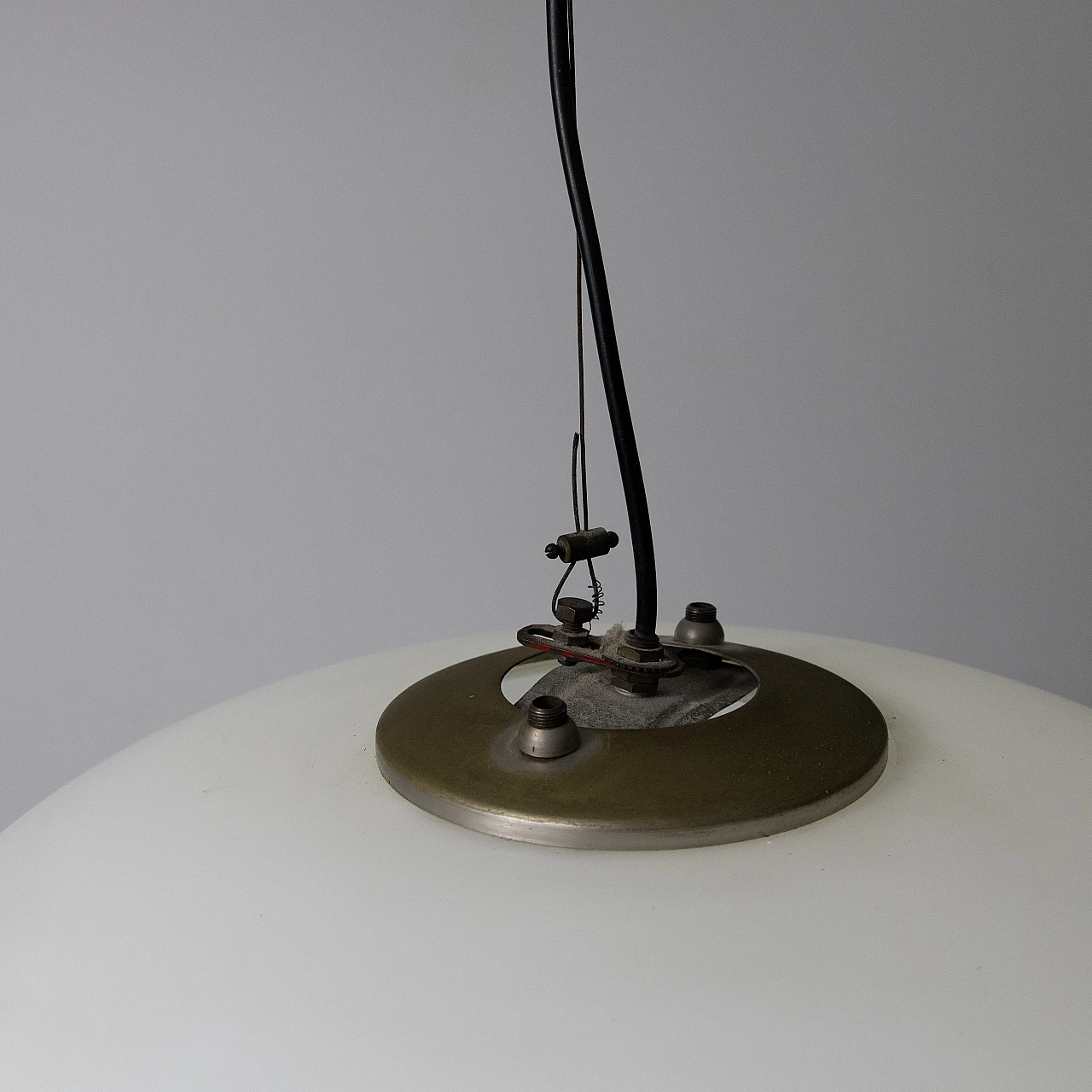 Lampadario con diffusore in vetro opalino, anni '50 1