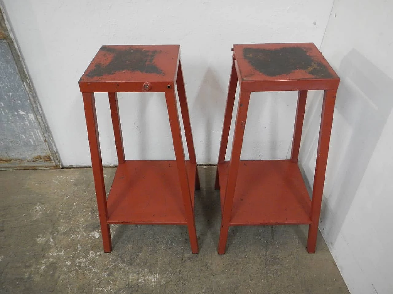 Tavolino cavalletto in ferro rosso, anni '60 1