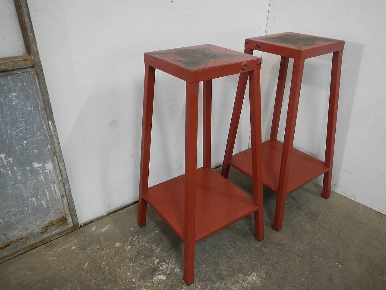 Tavolino cavalletto in ferro rosso, anni '60 2