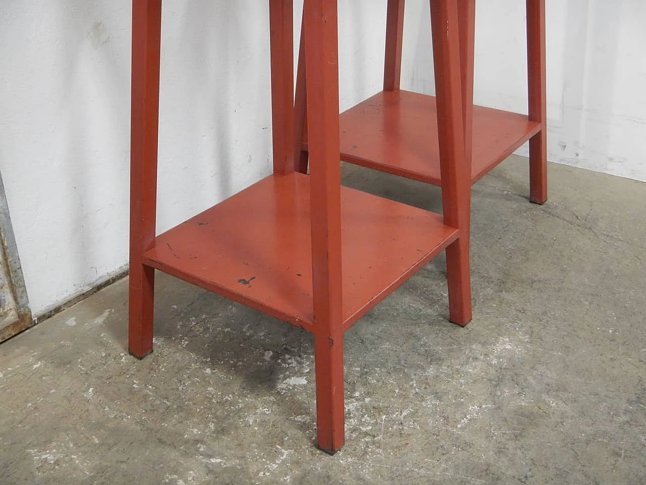 Tavolino cavalletto in ferro rosso, anni '60 3