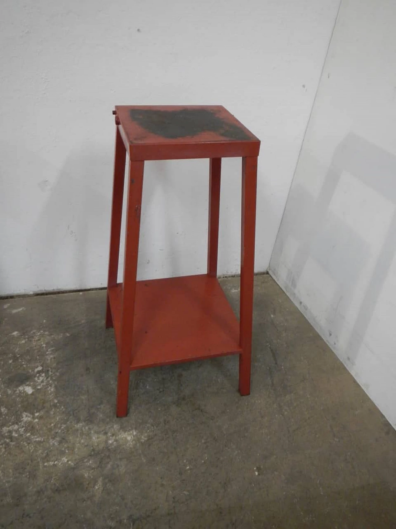 Tavolino cavalletto in ferro rosso, anni '60 4