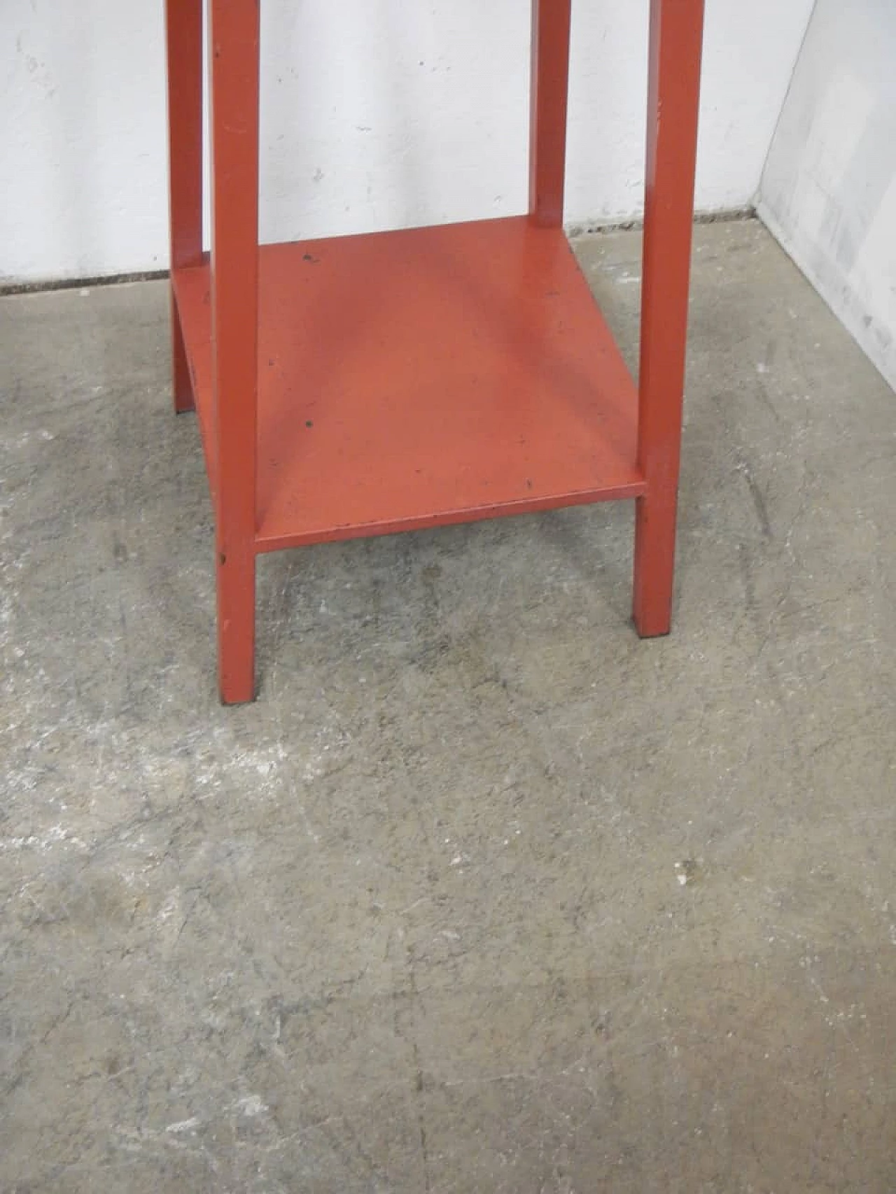 Tavolino cavalletto in ferro rosso, anni '60 5