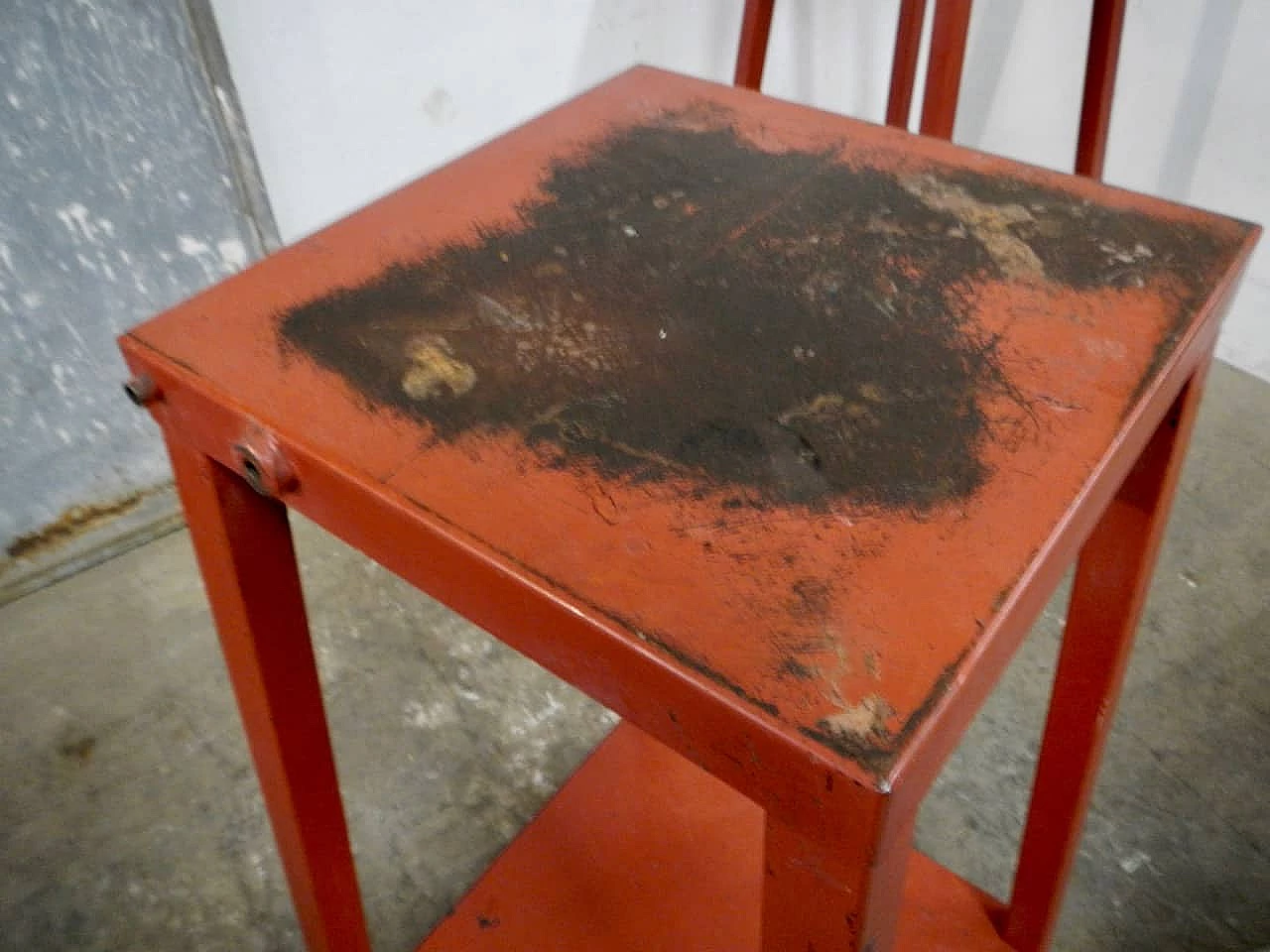 Tavolino cavalletto in ferro rosso, anni '60 6