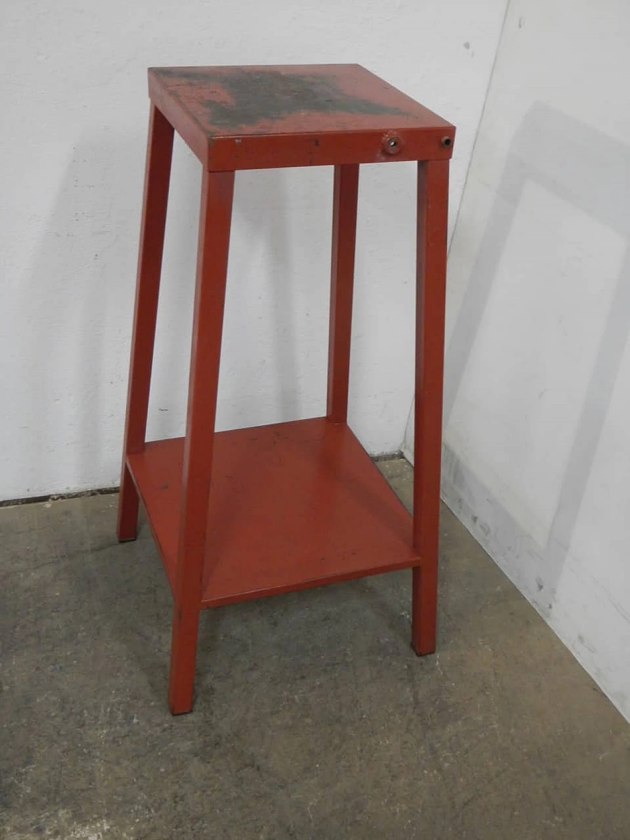 Tavolino cavalletto in ferro rosso, anni '60 7
