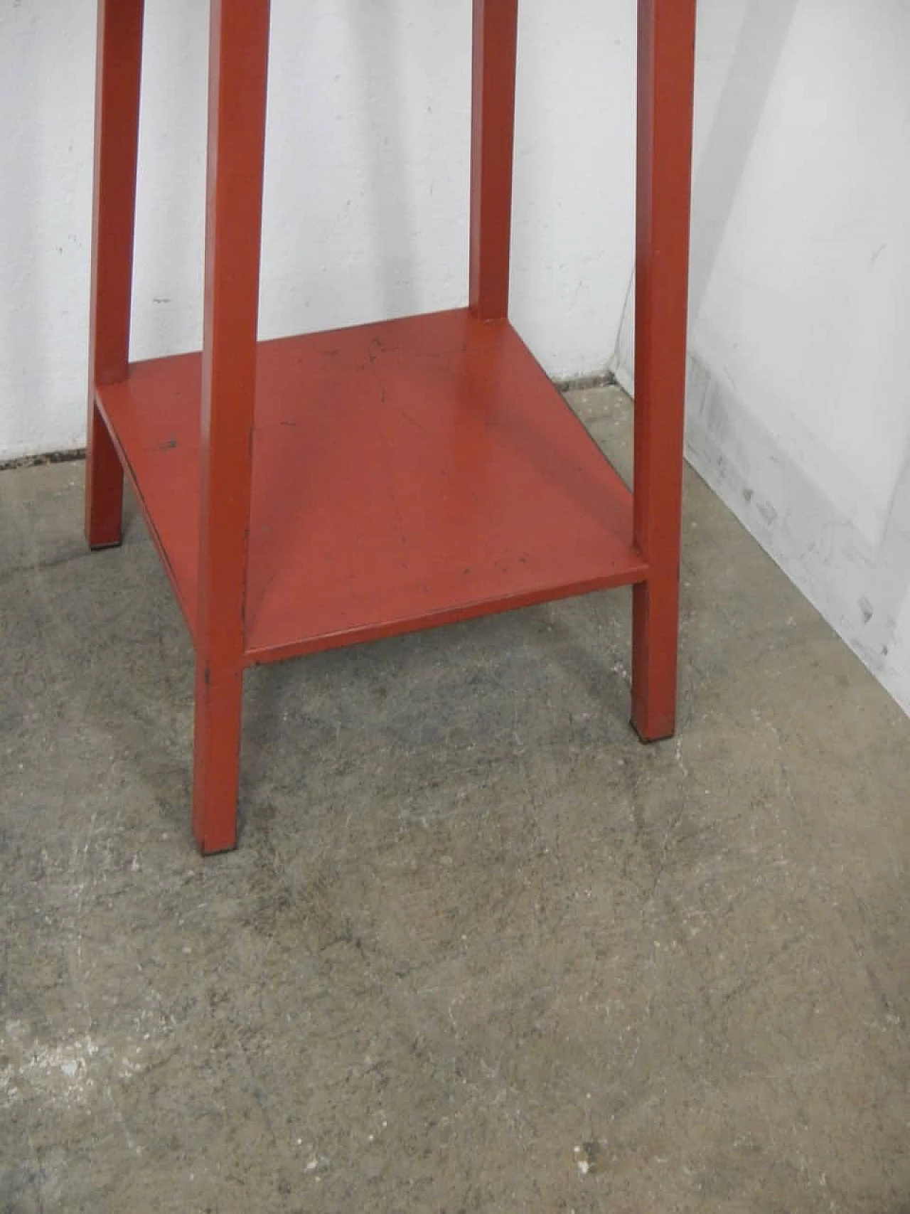 Tavolino cavalletto in ferro rosso, anni '60 8