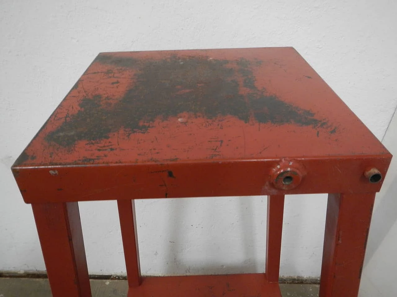 Tavolino cavalletto in ferro rosso, anni '60 9