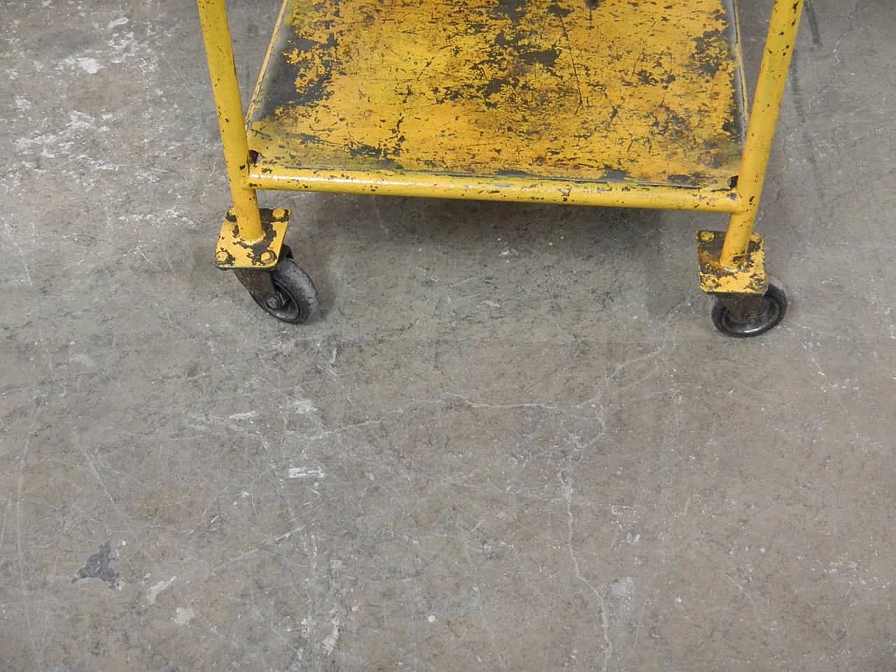 Carrello industriale in ferro giallo, anni '60 10