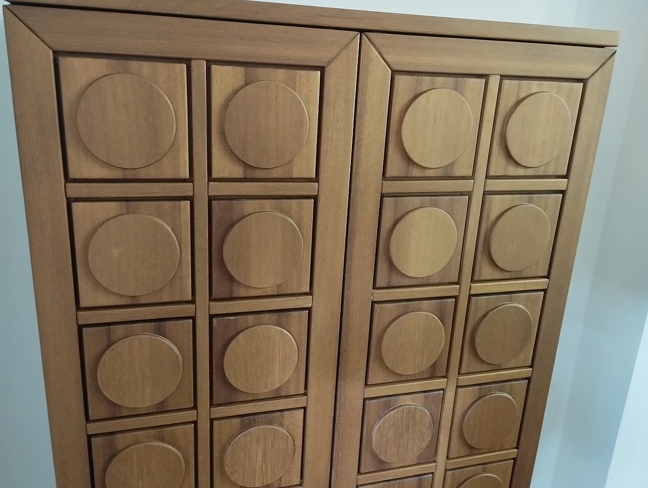 Credenza in iroko con motivo geometrico 2