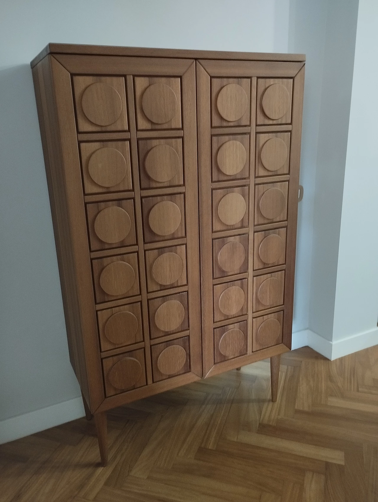 Credenza in iroko con motivo geometrico 3