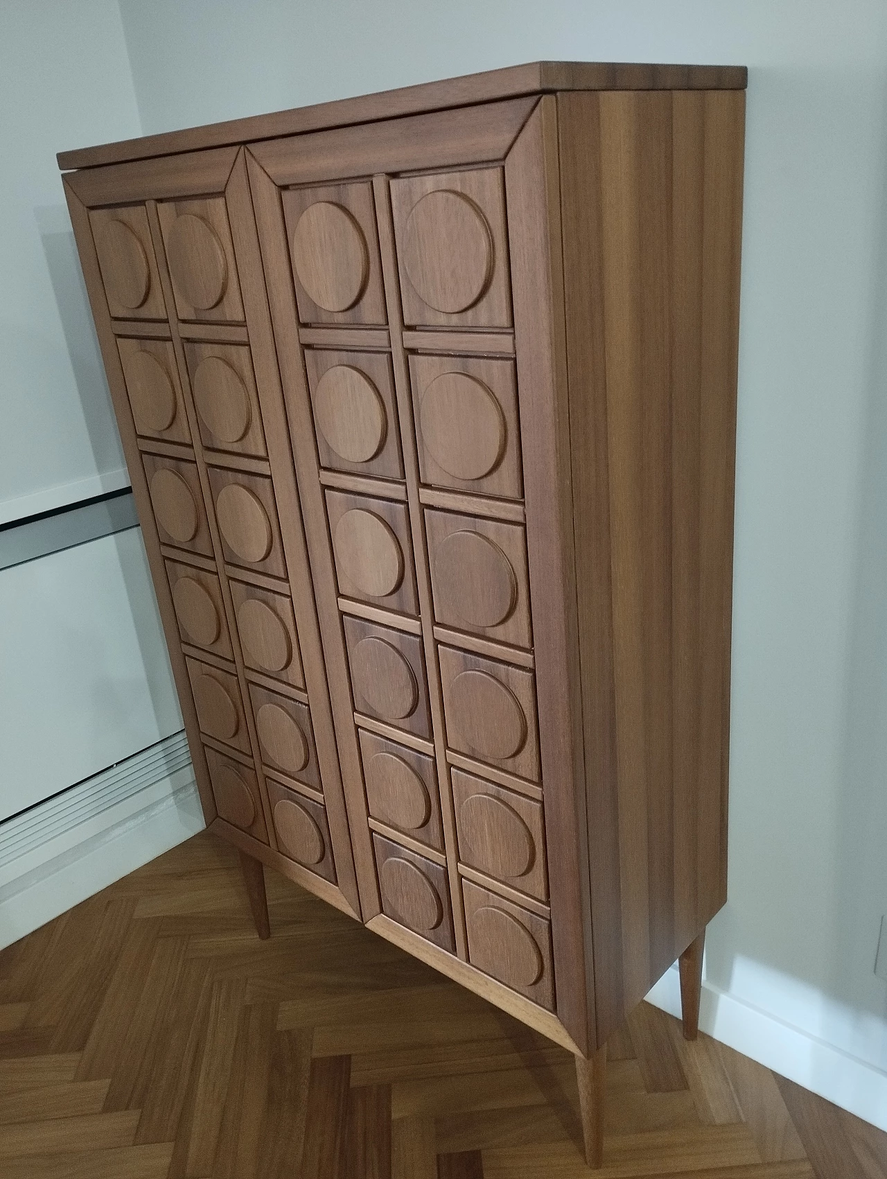 Credenza in iroko con motivo geometrico 4