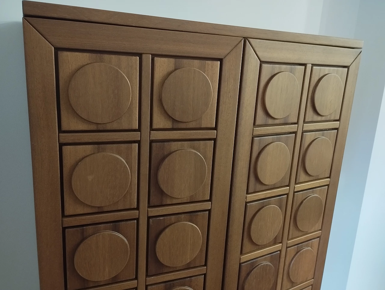 Credenza in iroko con motivo geometrico 6
