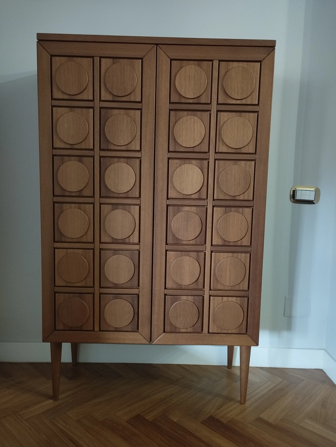 Credenza in iroko con motivo geometrico 7