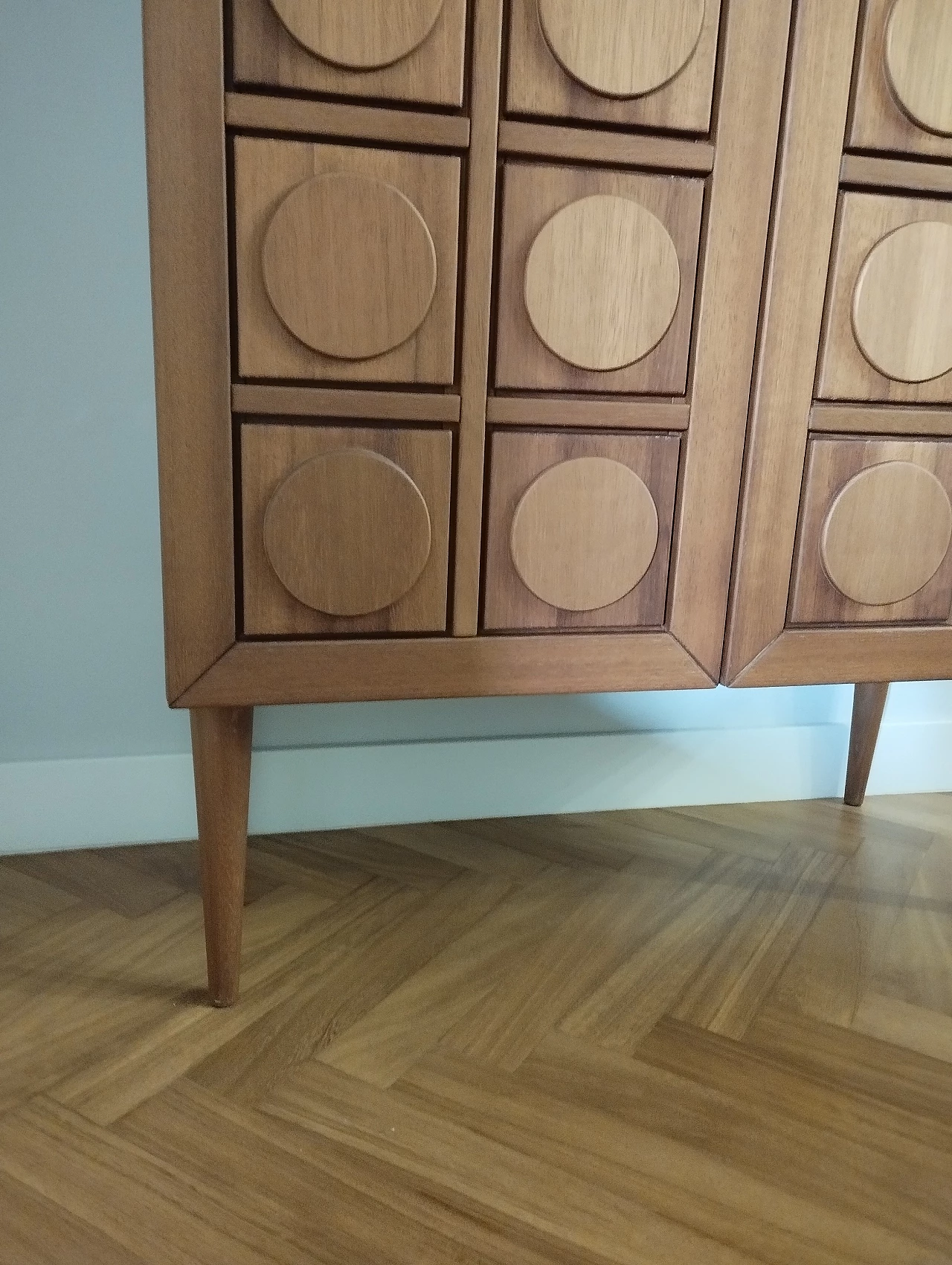 Credenza in iroko con motivo geometrico 8