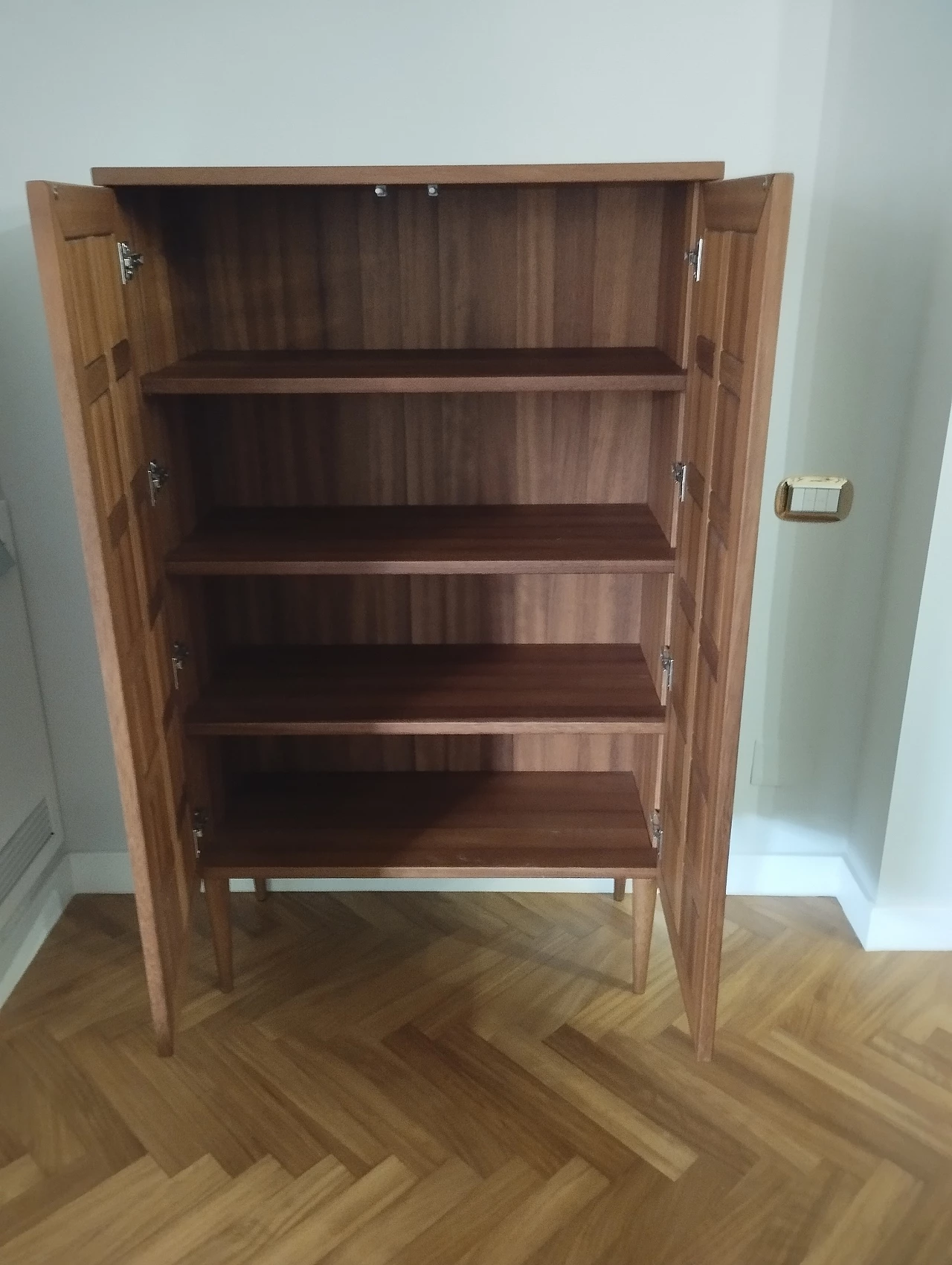 Credenza in iroko con motivo geometrico 13