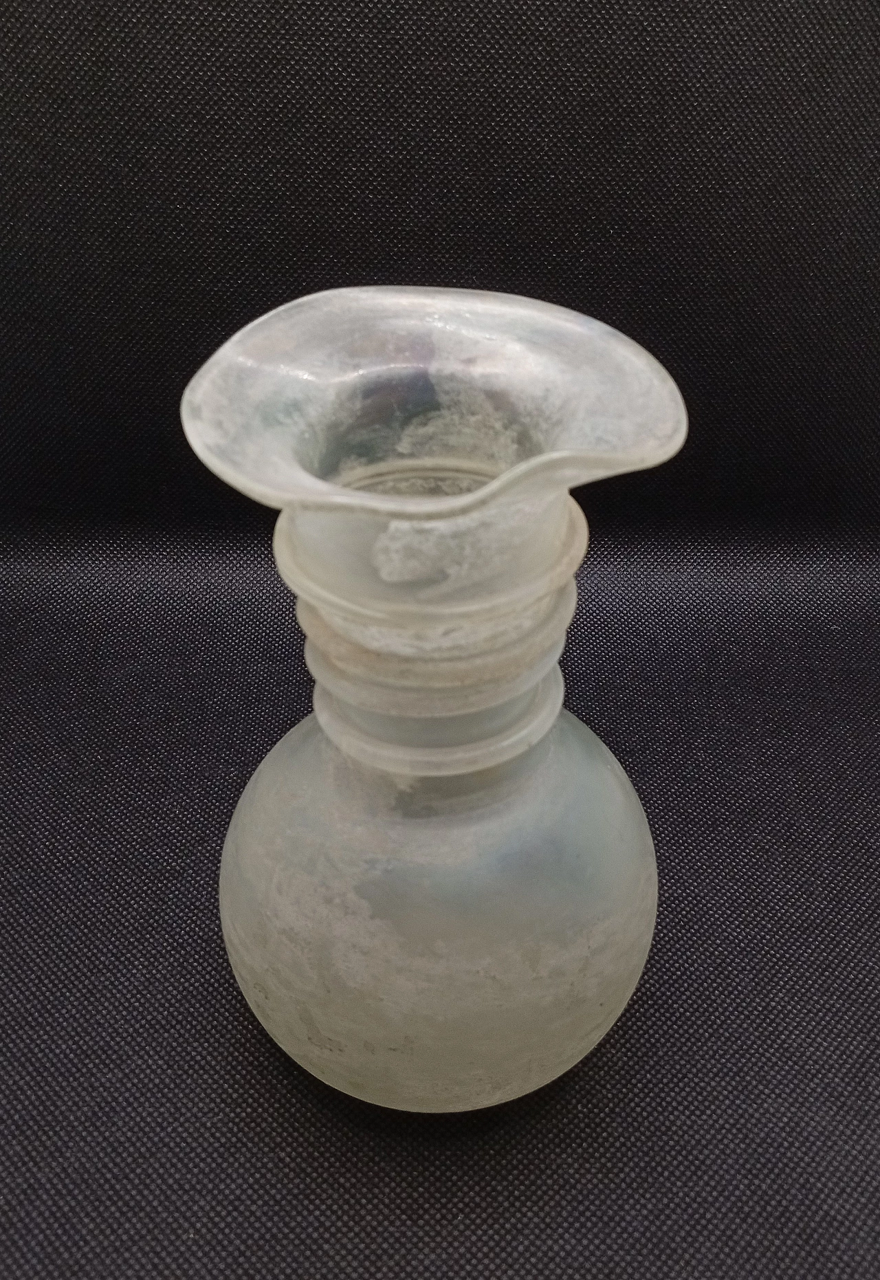 Murano scavo glass vase in the style of Seguso 2