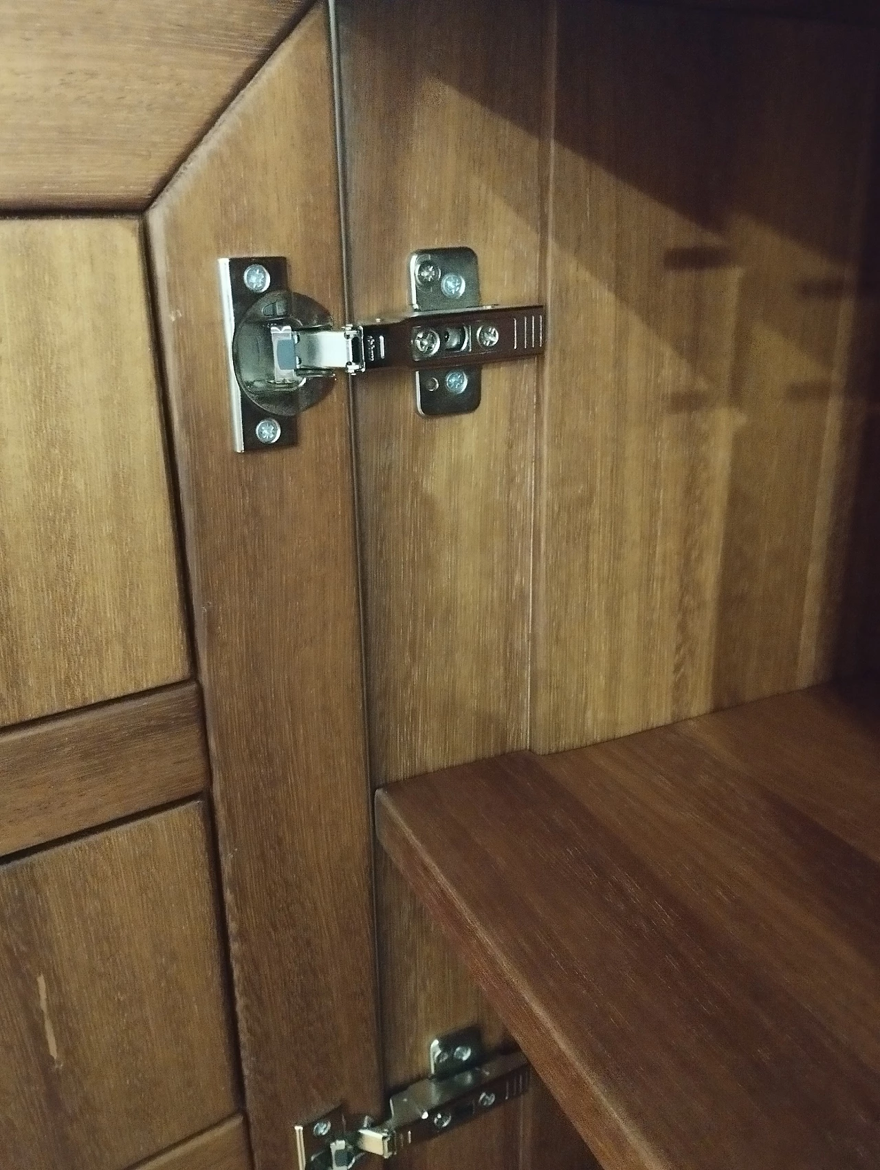 Credenza in iroko con motivo geometrico 14