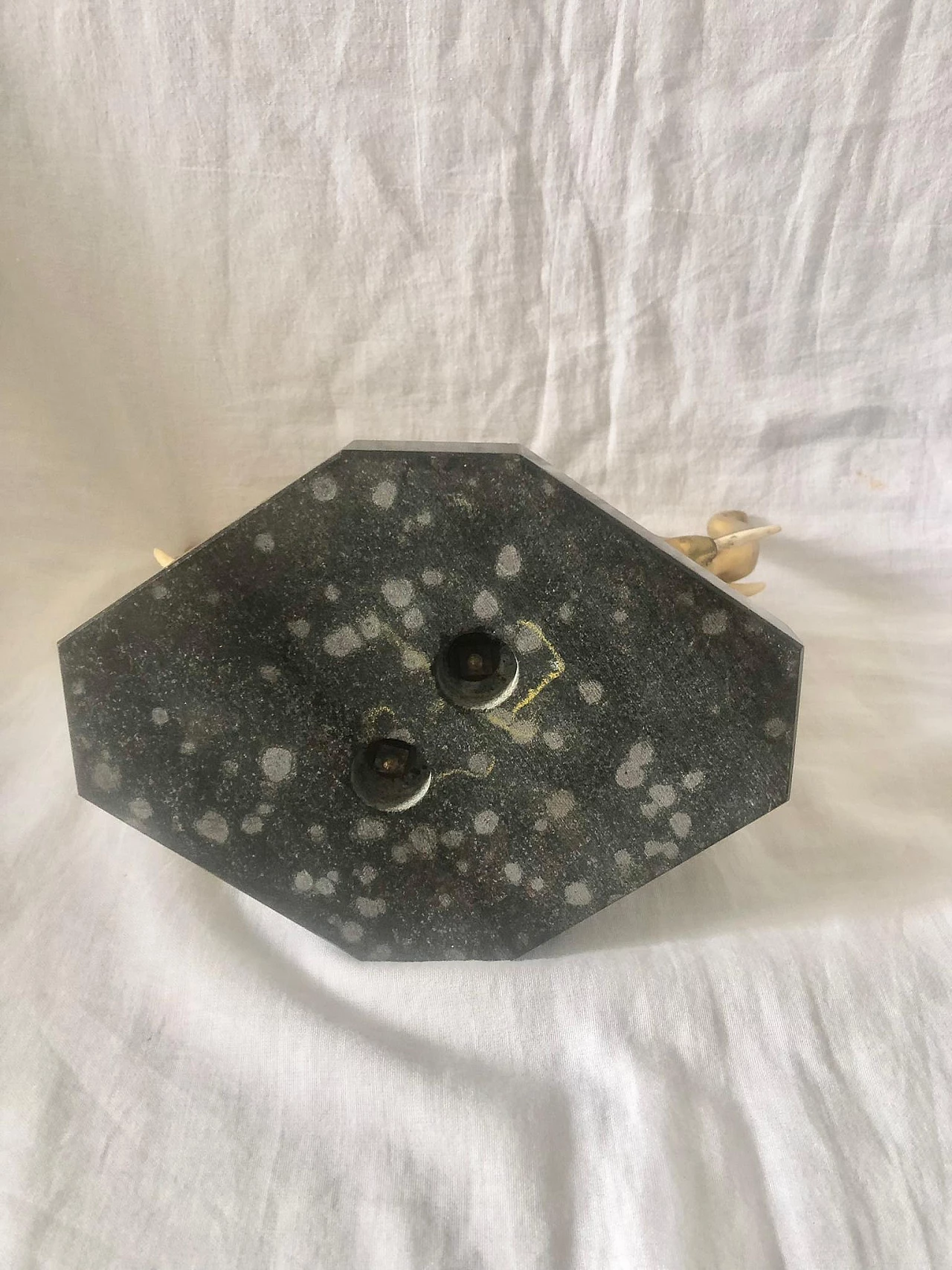 Candeliere con elefanti in ottone su base in marmo, anni '30 3