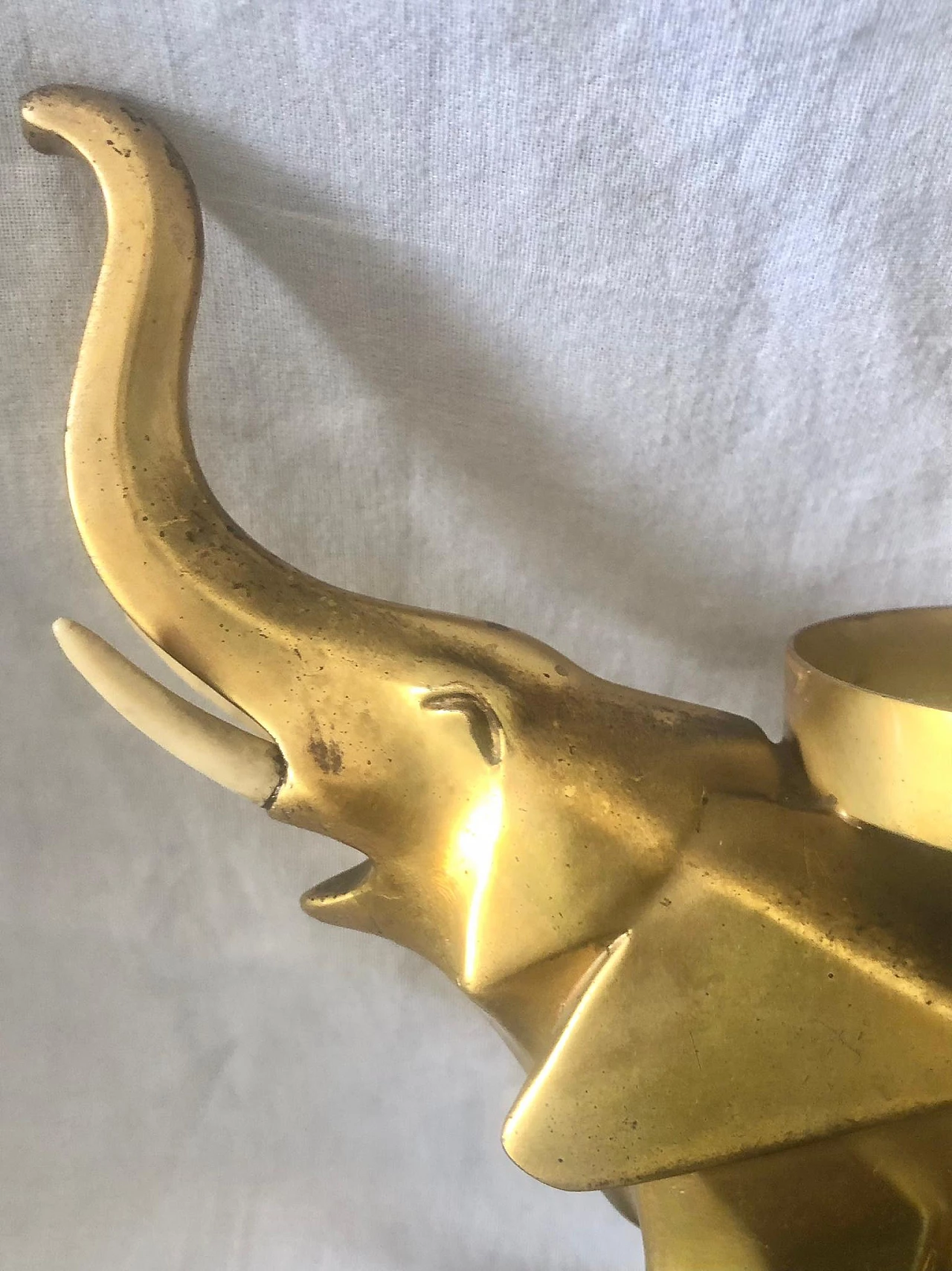 Candeliere con elefanti in ottone su base in marmo, anni '30 4