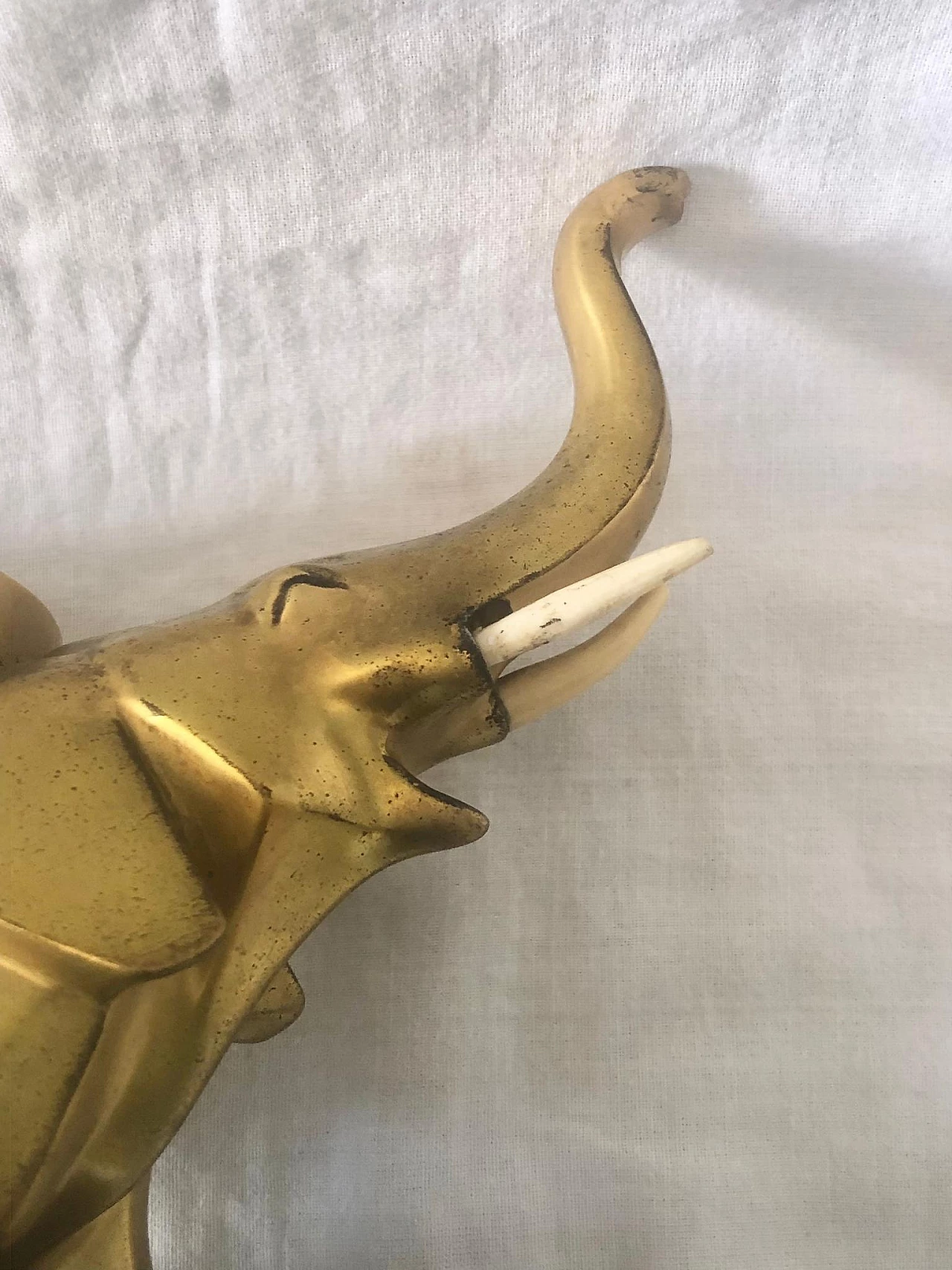 Candeliere con elefanti in ottone su base in marmo, anni '30 5