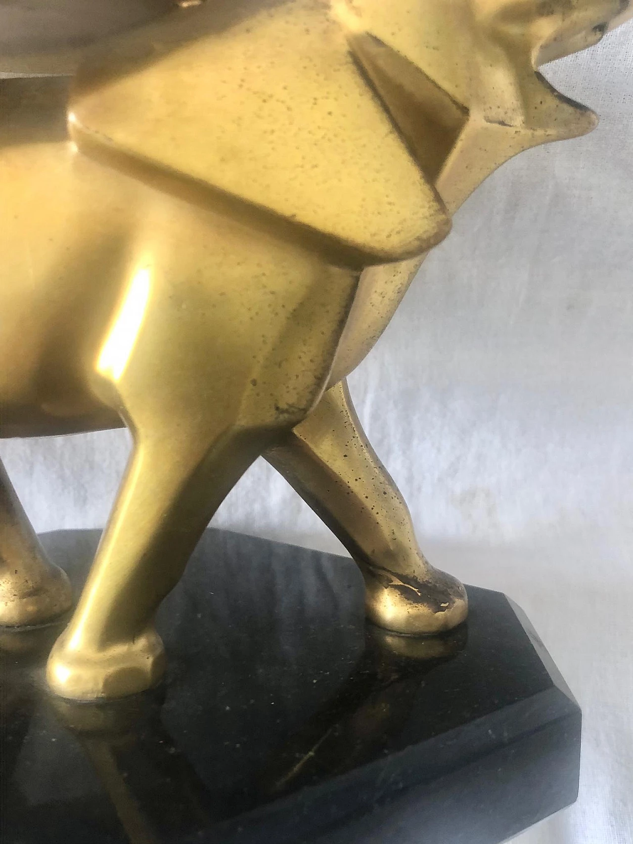 Candeliere con elefanti in ottone su base in marmo, anni '30 12