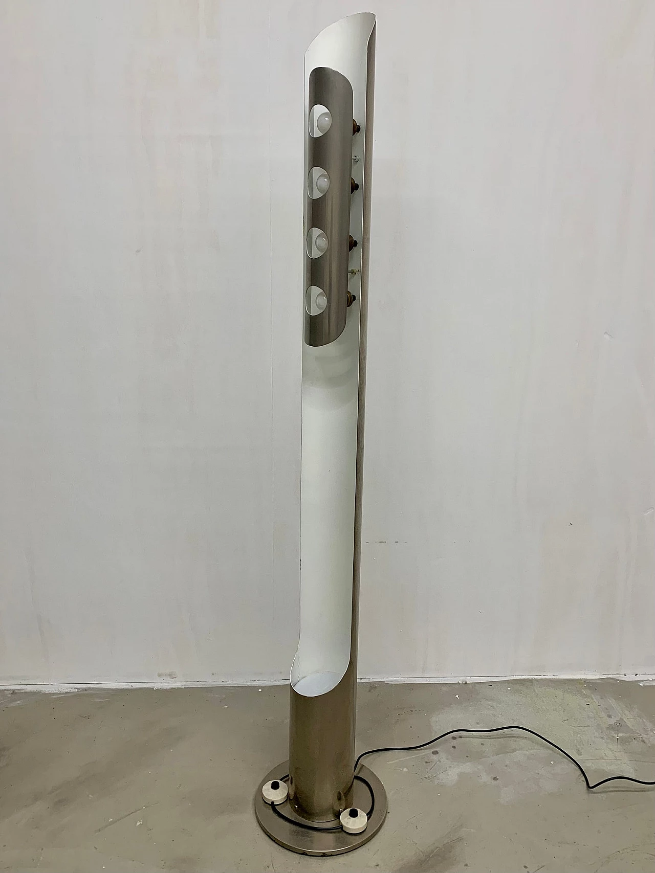 Lampada da terra in metallo attribuita a Enrico Tronconi, anni '60 2
