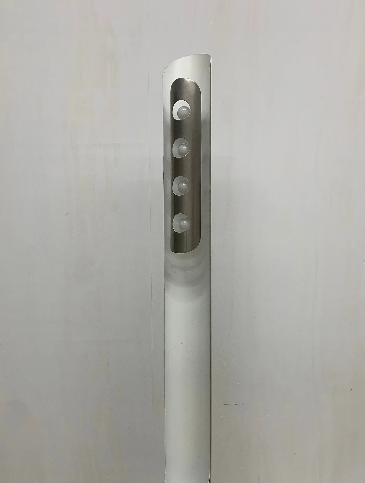 Lampada da terra in metallo attribuita a Enrico Tronconi, anni '60 3