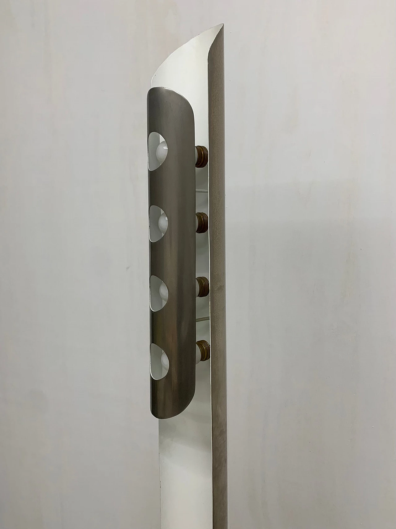 Lampada da terra in metallo attribuita a Enrico Tronconi, anni '60 4