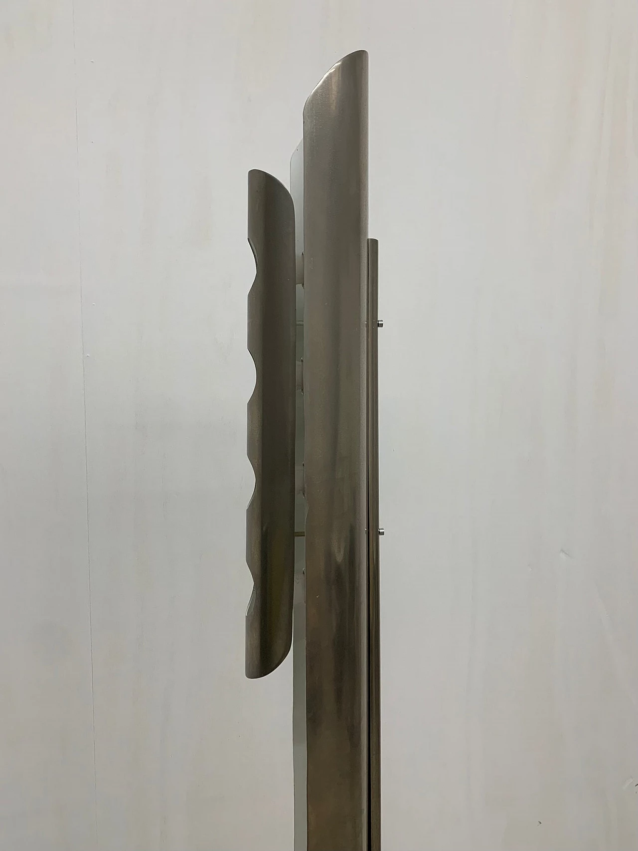 Lampada da terra in metallo attribuita a Enrico Tronconi, anni '60 6