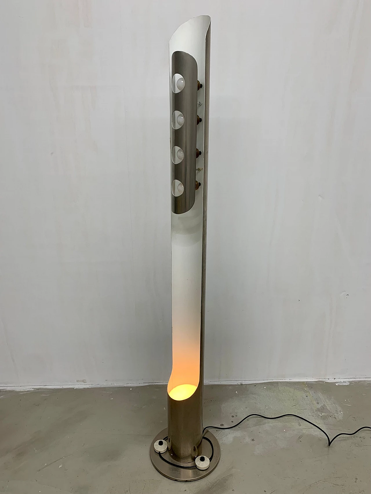 Lampada da terra in metallo attribuita a Enrico Tronconi, anni '60 9