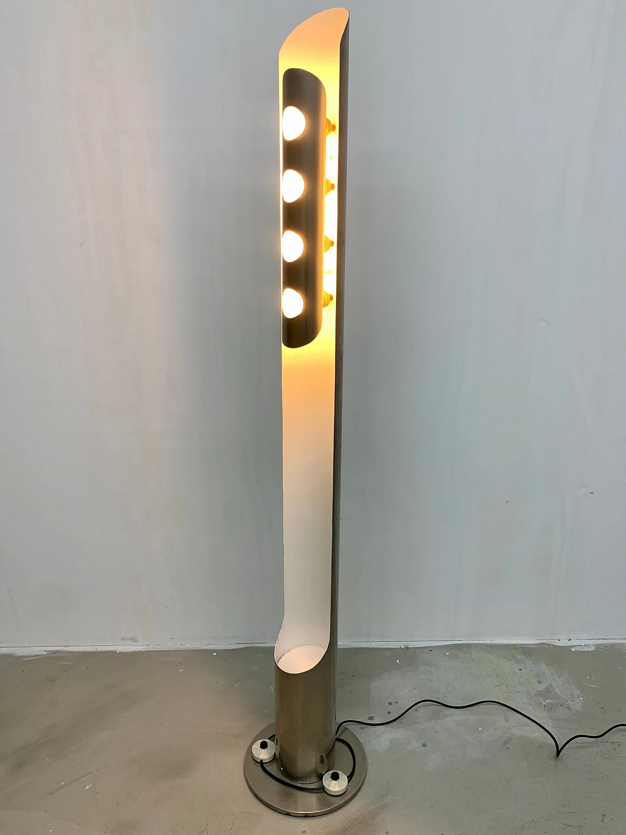 Metal floor lamp attributed to Enrico Tronconi, 1960s 10