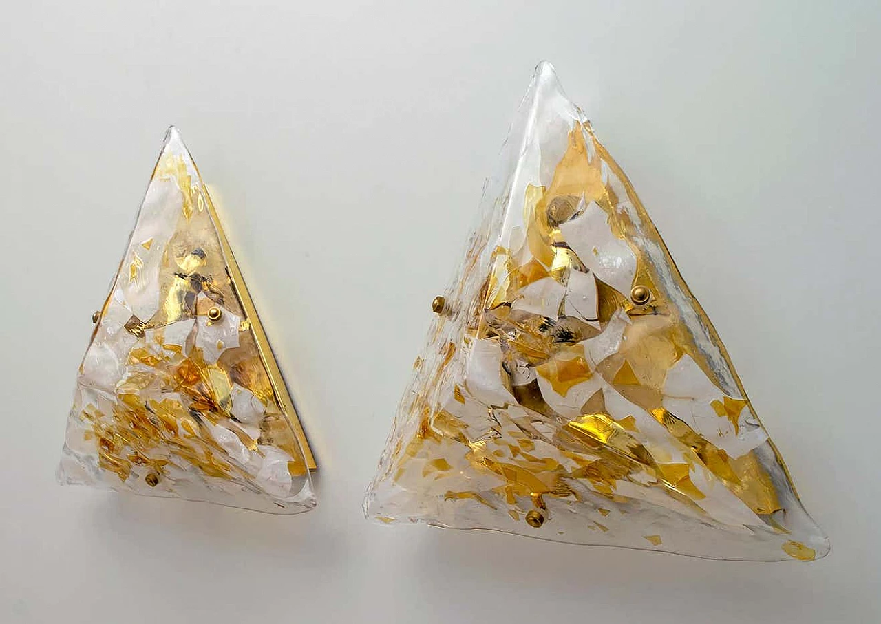 Pair of triangular Murano glass wall sconces with gold leaf and brass, 1980s 3