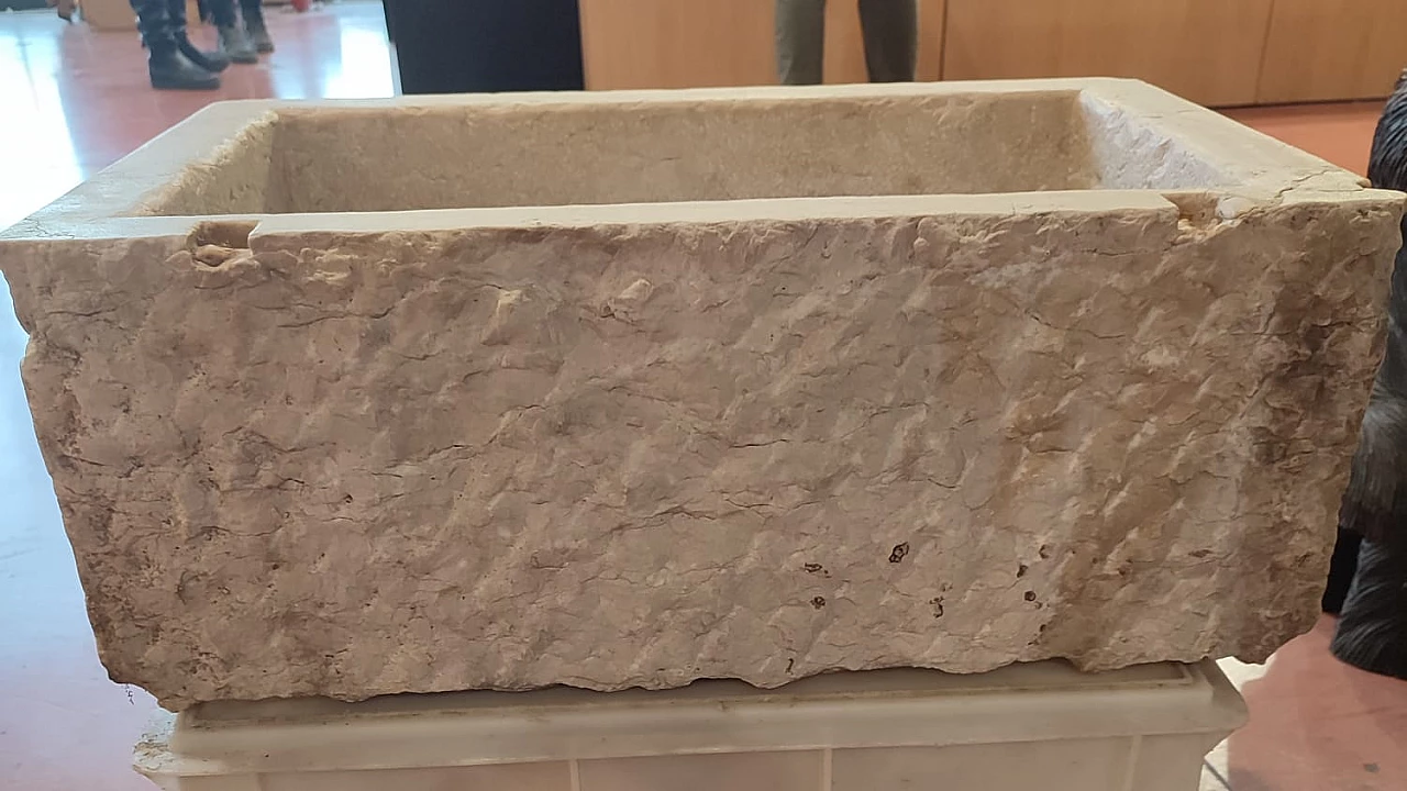 Nembro marble sink with jasper inlay, late 19th century 3