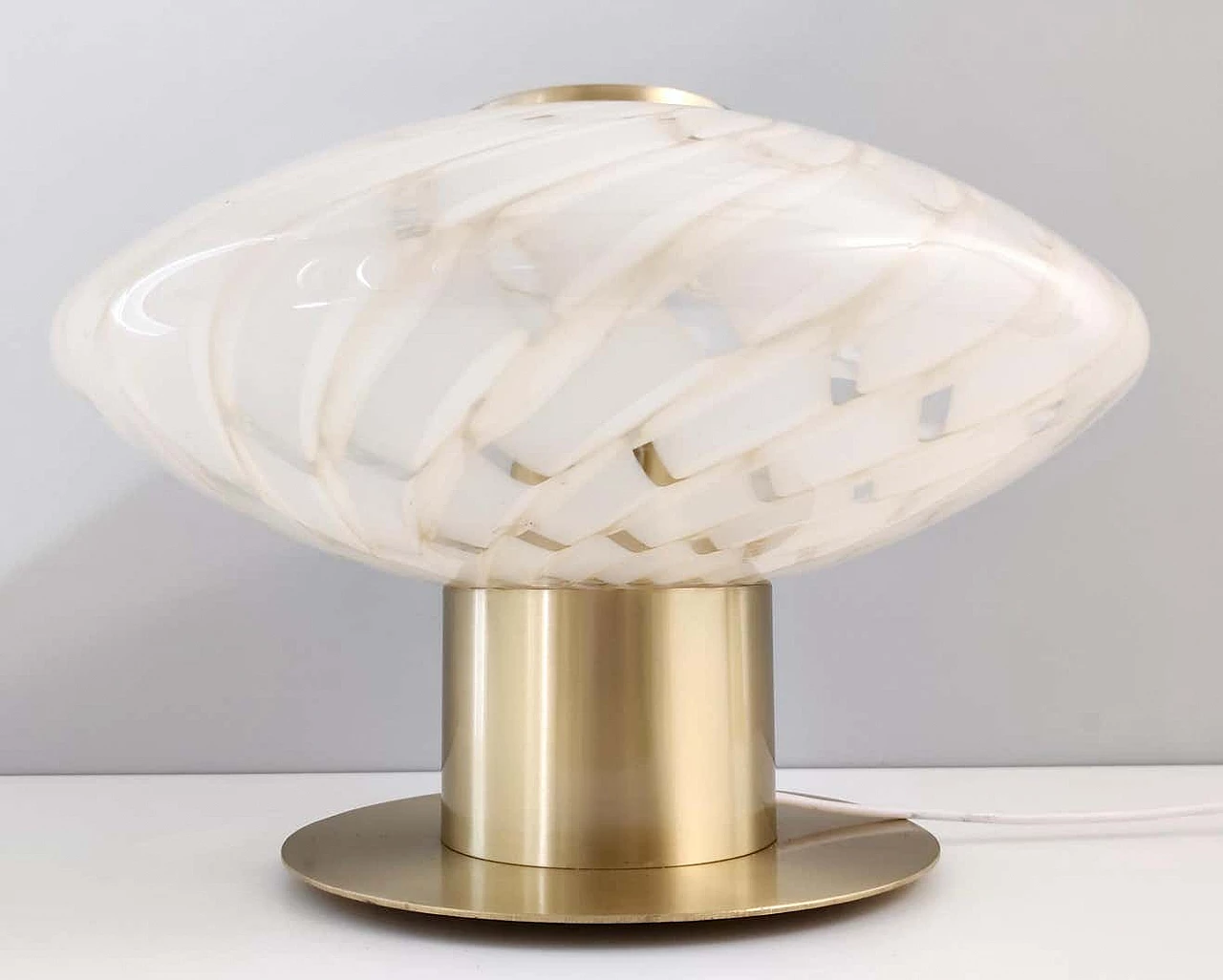 Lampada da tavolo postmoderna in vetro di Murano e ottone, anni '80 8