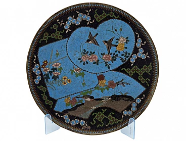 Piatto decorativo cinese in bronzo e smalto cloisonné con uccelli e fiori