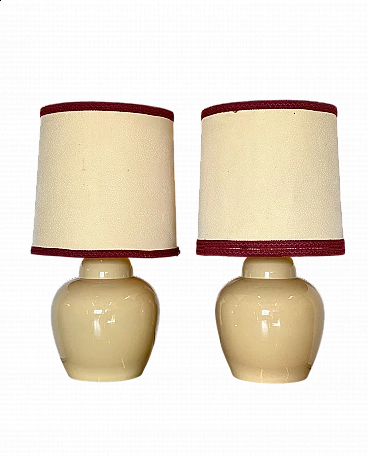 Coppia di lampade da tavolo in ceramica con paralume in tessuto, anni '70