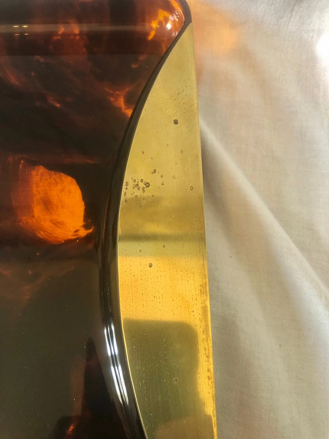 Vassoio in lucite tartarugata e ottone di Guzzini, anni '70 4