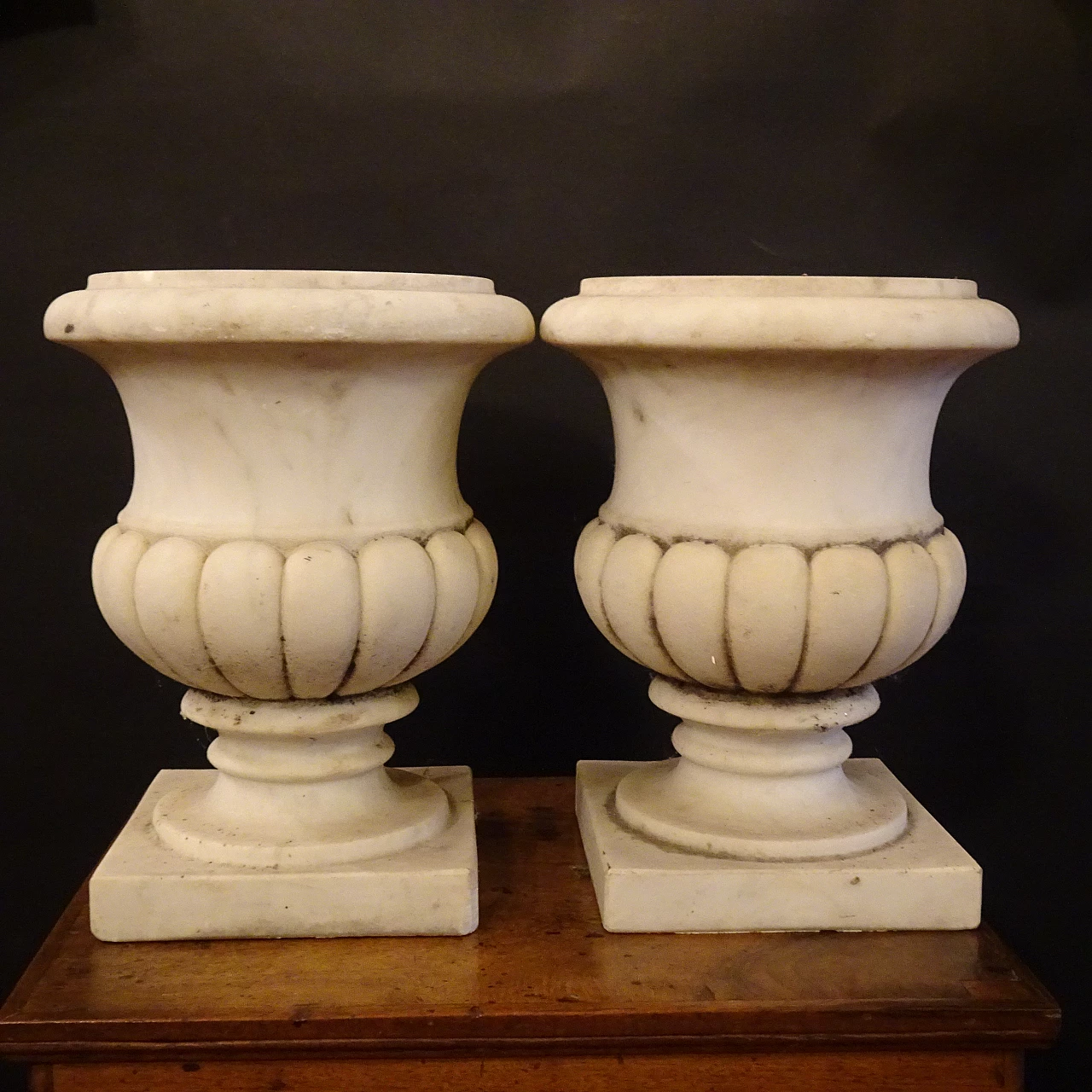 Coppia di vasi in marmo bianco di Carrara, inizio '900 1