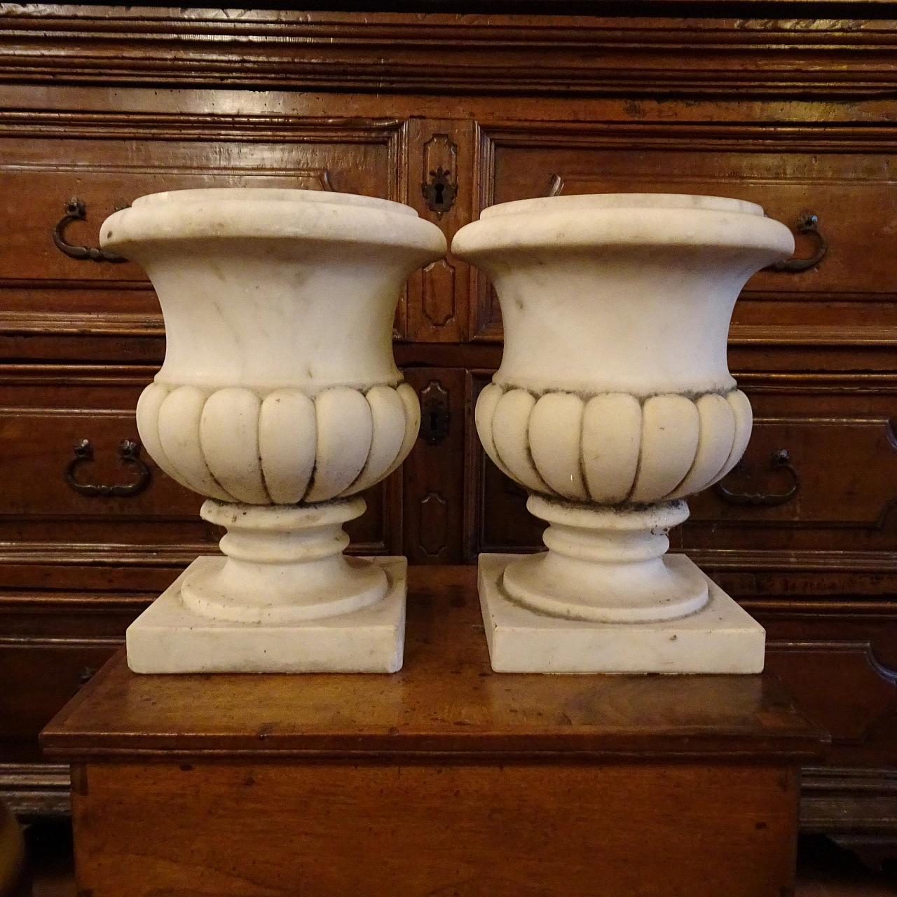Coppia di vasi in marmo bianco di Carrara, inizio '900 2
