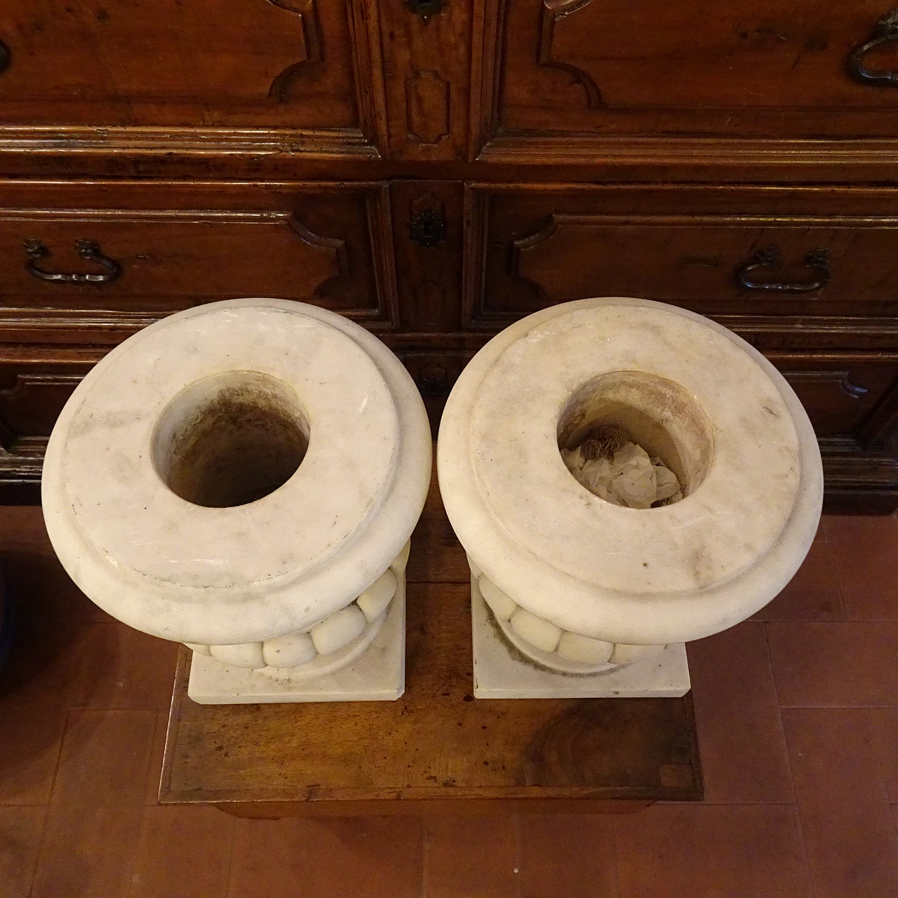 Coppia di vasi in marmo bianco di Carrara, inizio '900 3