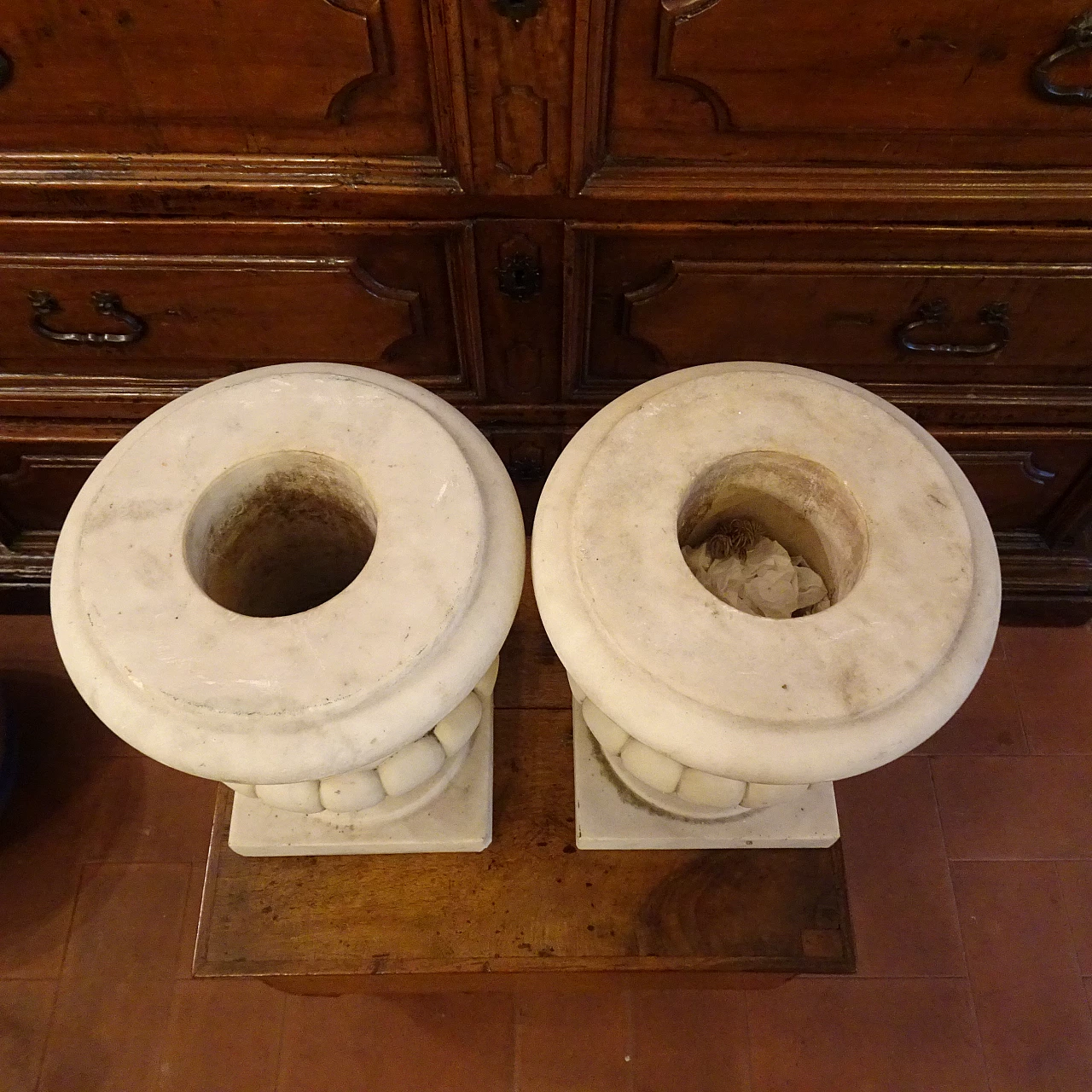 Pair of white Carrara marble vases, early 20th century 3