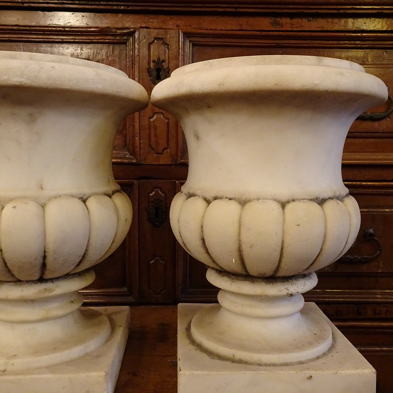 Pair of white Carrara marble vases, early 20th century 4