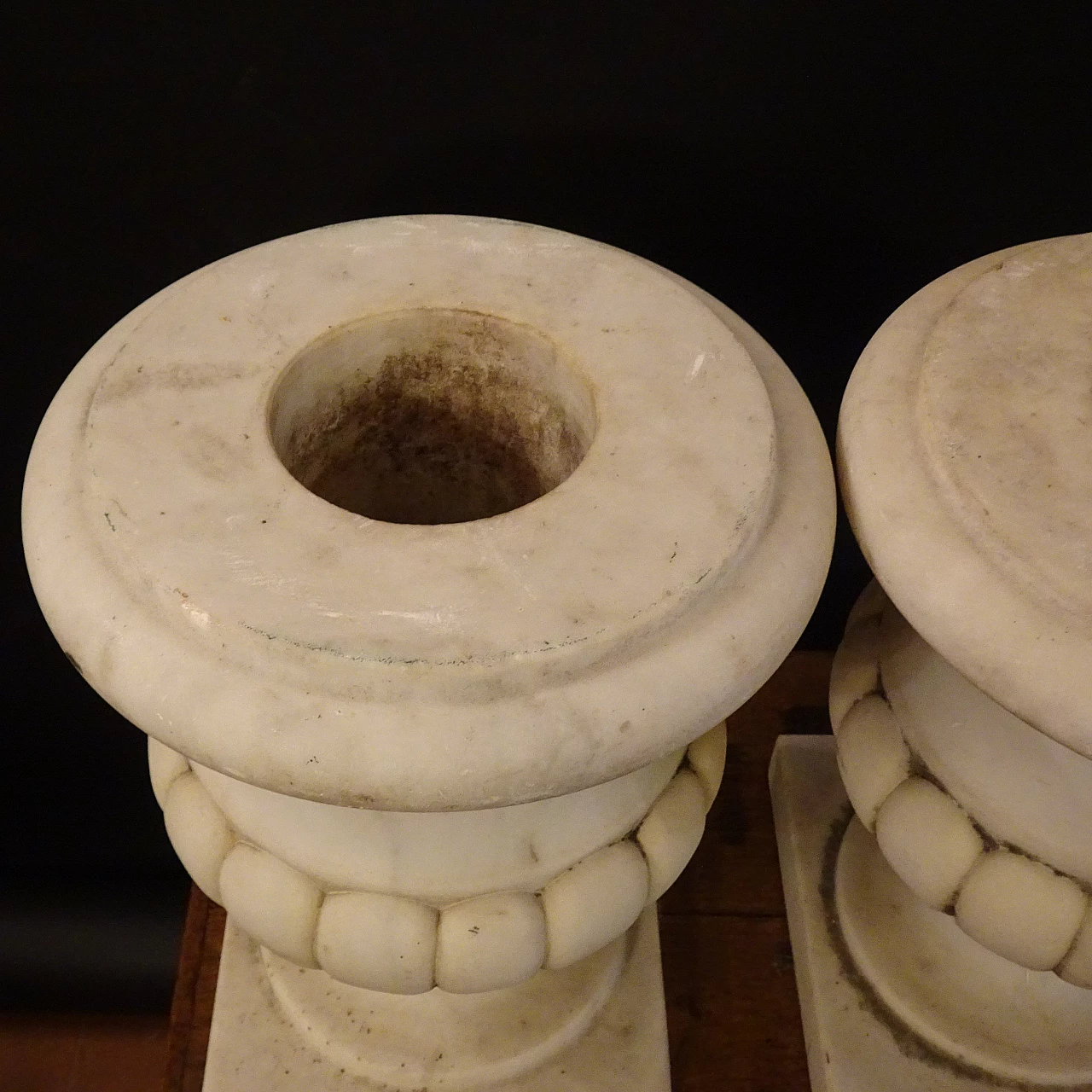 Pair of white Carrara marble vases, early 20th century 5