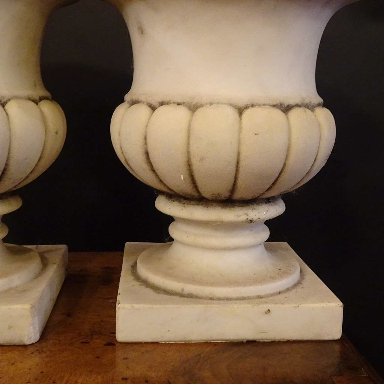 Pair of white Carrara marble vases, early 20th century 6