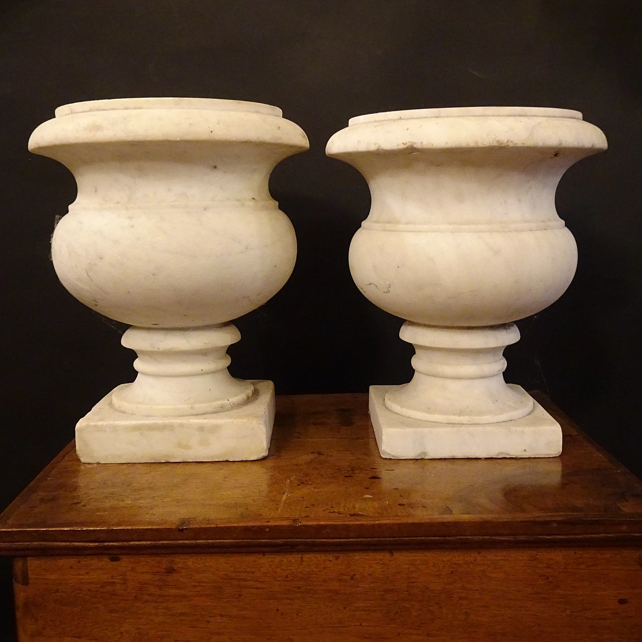 Coppia di vasi in marmo di Carrara, inizio '900 1