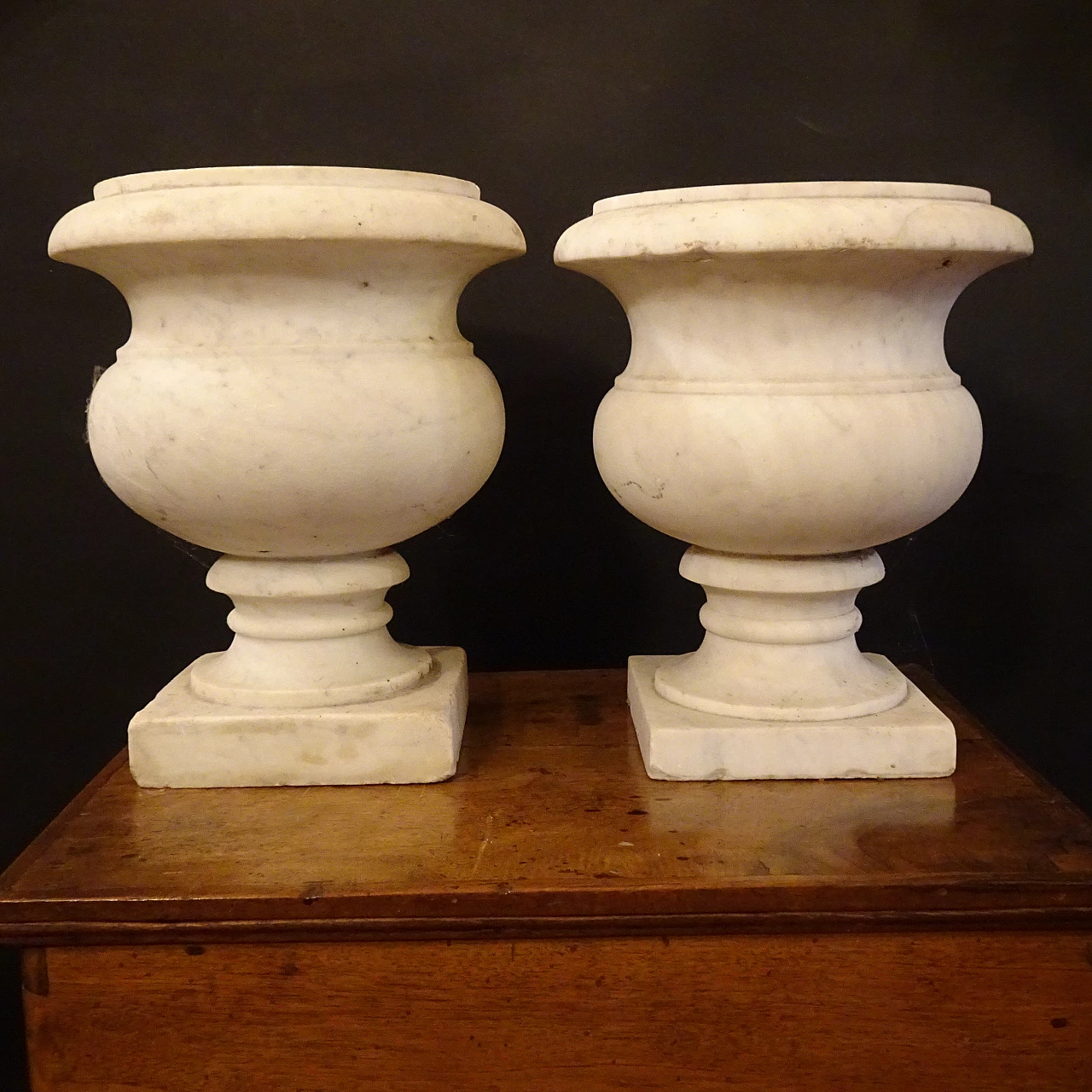 Pair of Carrara marble vases, early 20th century 1