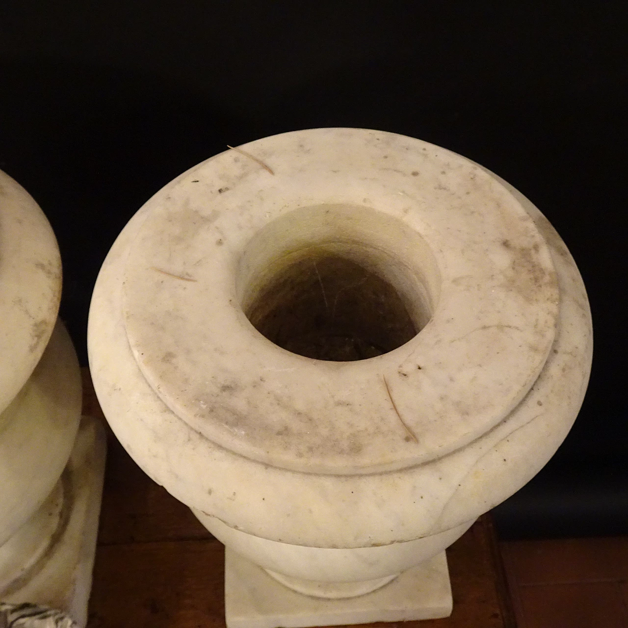 Coppia di vasi in marmo di Carrara, inizio '900 2