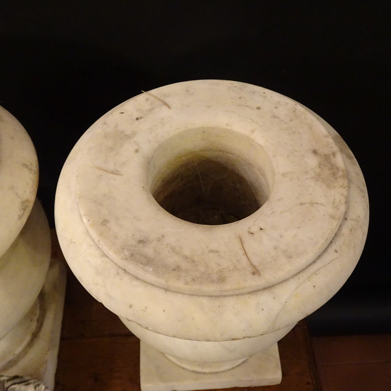 Pair of Carrara marble vases, early 20th century 2