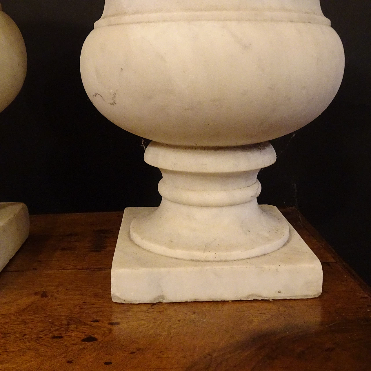 Pair of Carrara marble vases, early 20th century 3